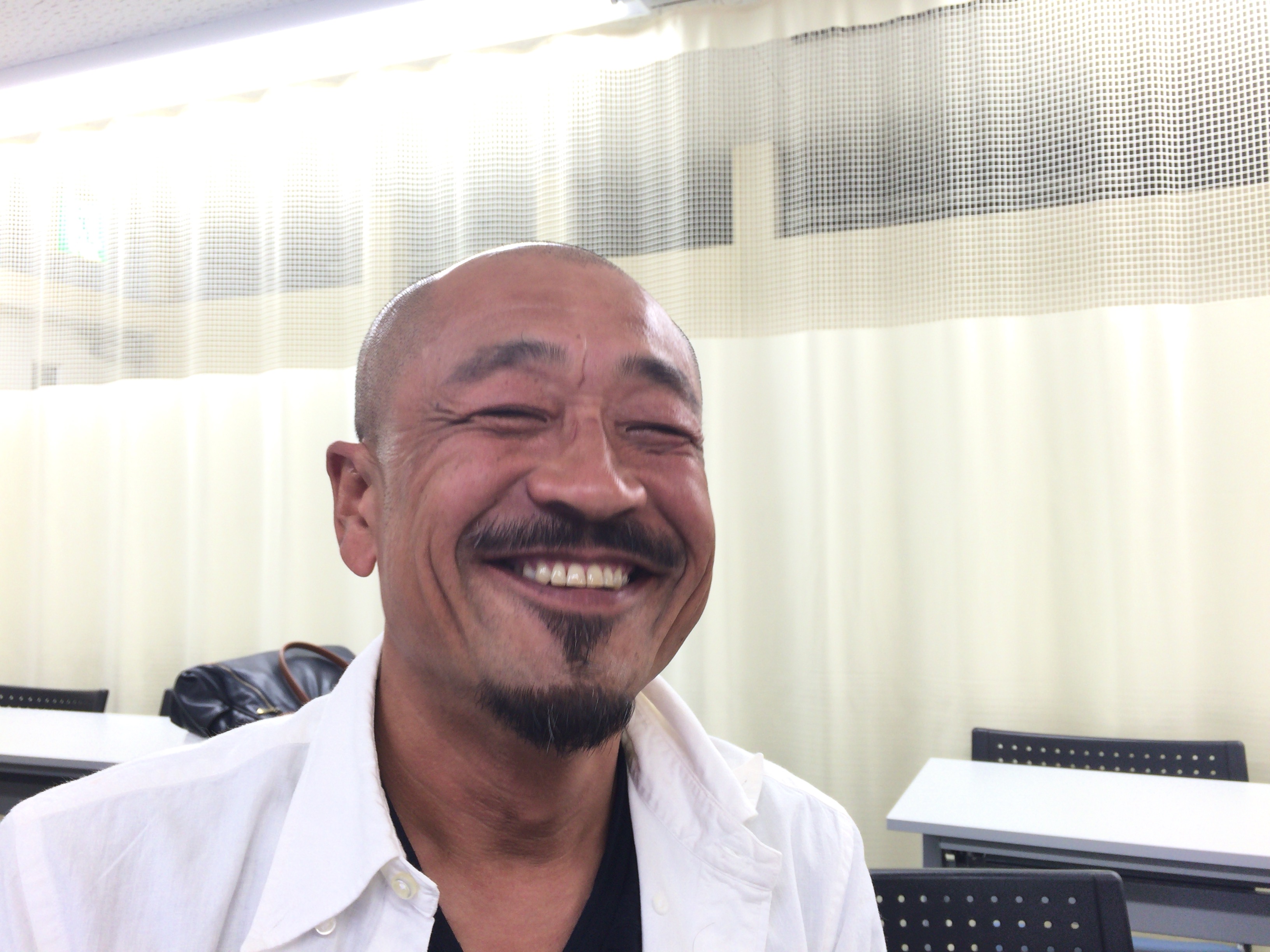 笑うととても優しい顔になる雨漏りドクター　徳島担当・尾崎のサービスショットです